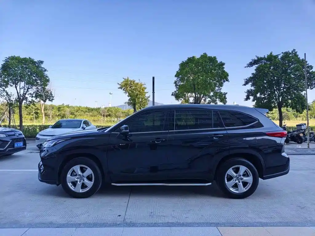 Photo 3 - Toyota Highlander
