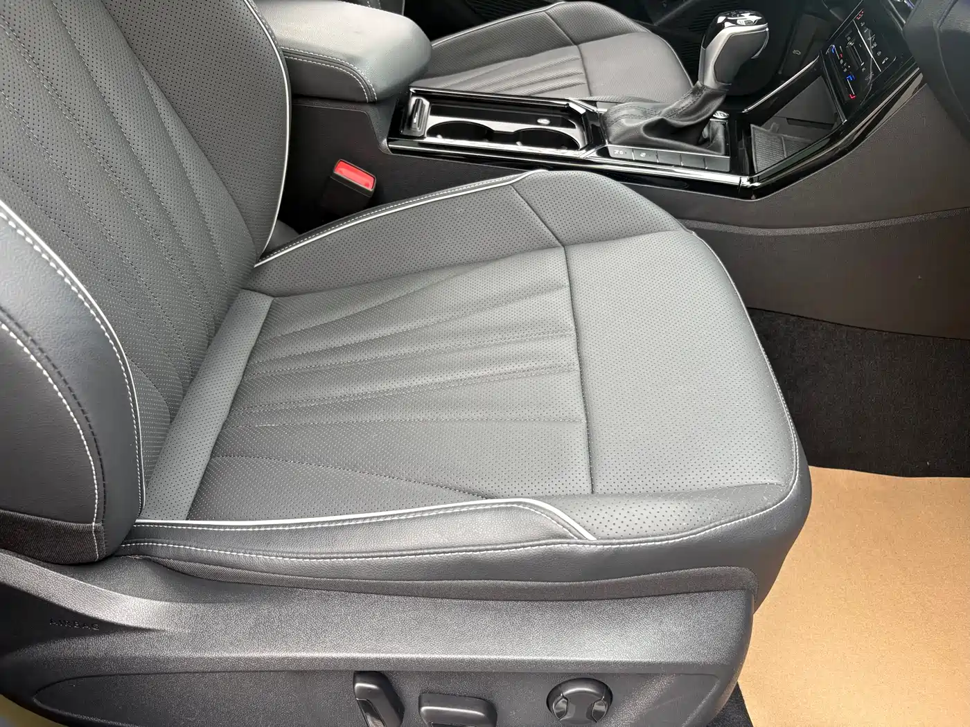 Volkswagen Passat 2024 380TSI Luxury фото 7