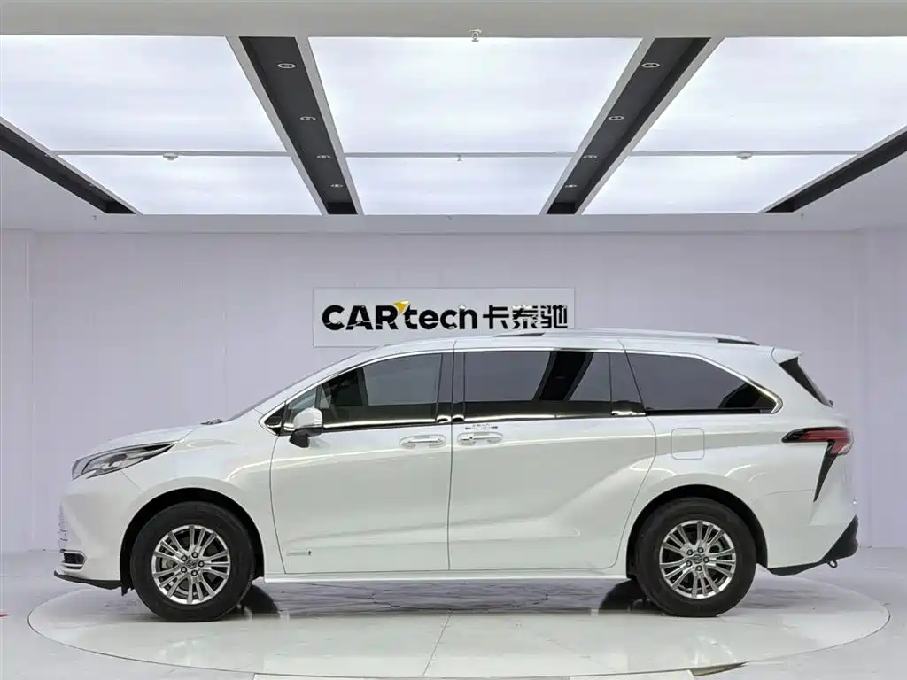 Toyota Sienna 2023 2.5L Hybrid Comfort Edition фото 2