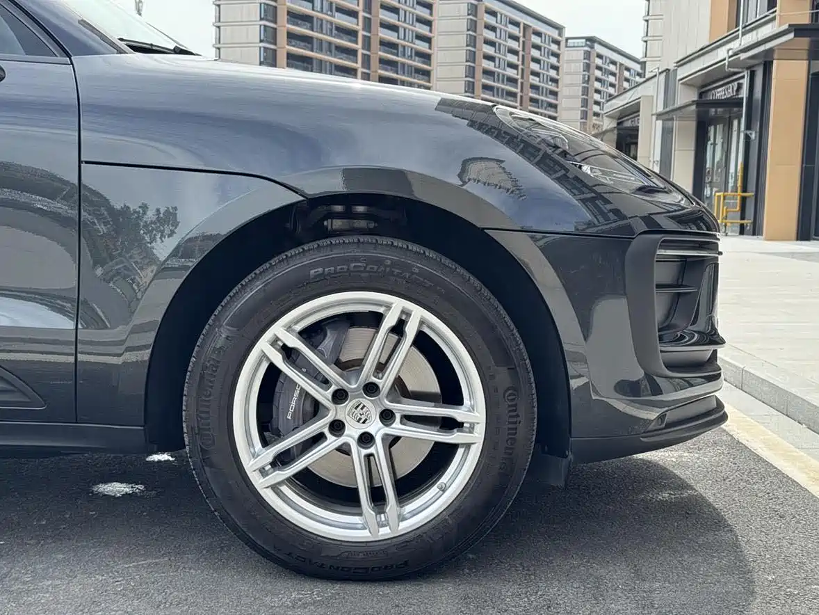 PORSCHE MACAN