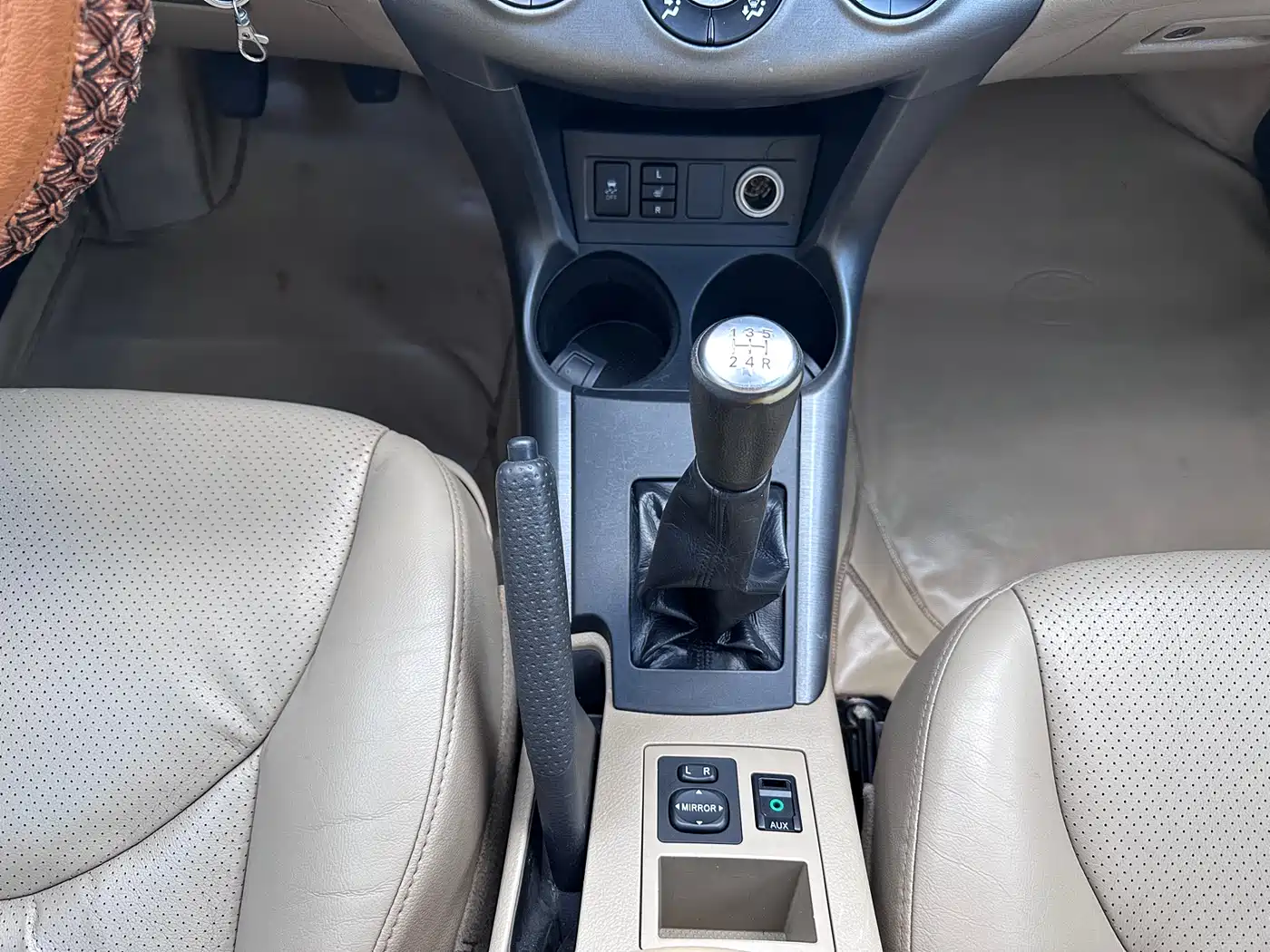 Toyota RAV4 Rongfang 2011 2.0L Manual Luxury Edition фото 15