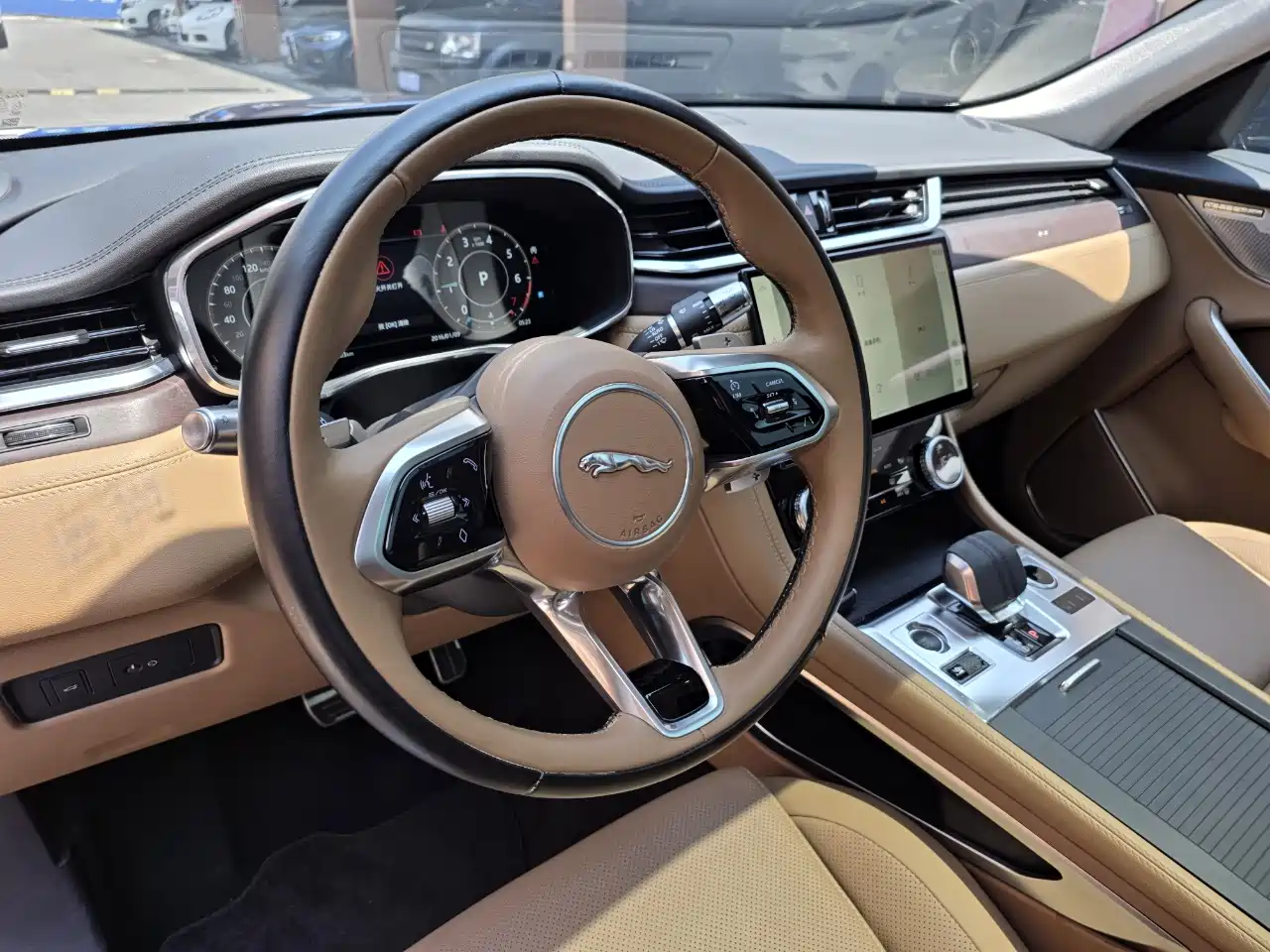Фото 13 - Jaguar F-PACE
