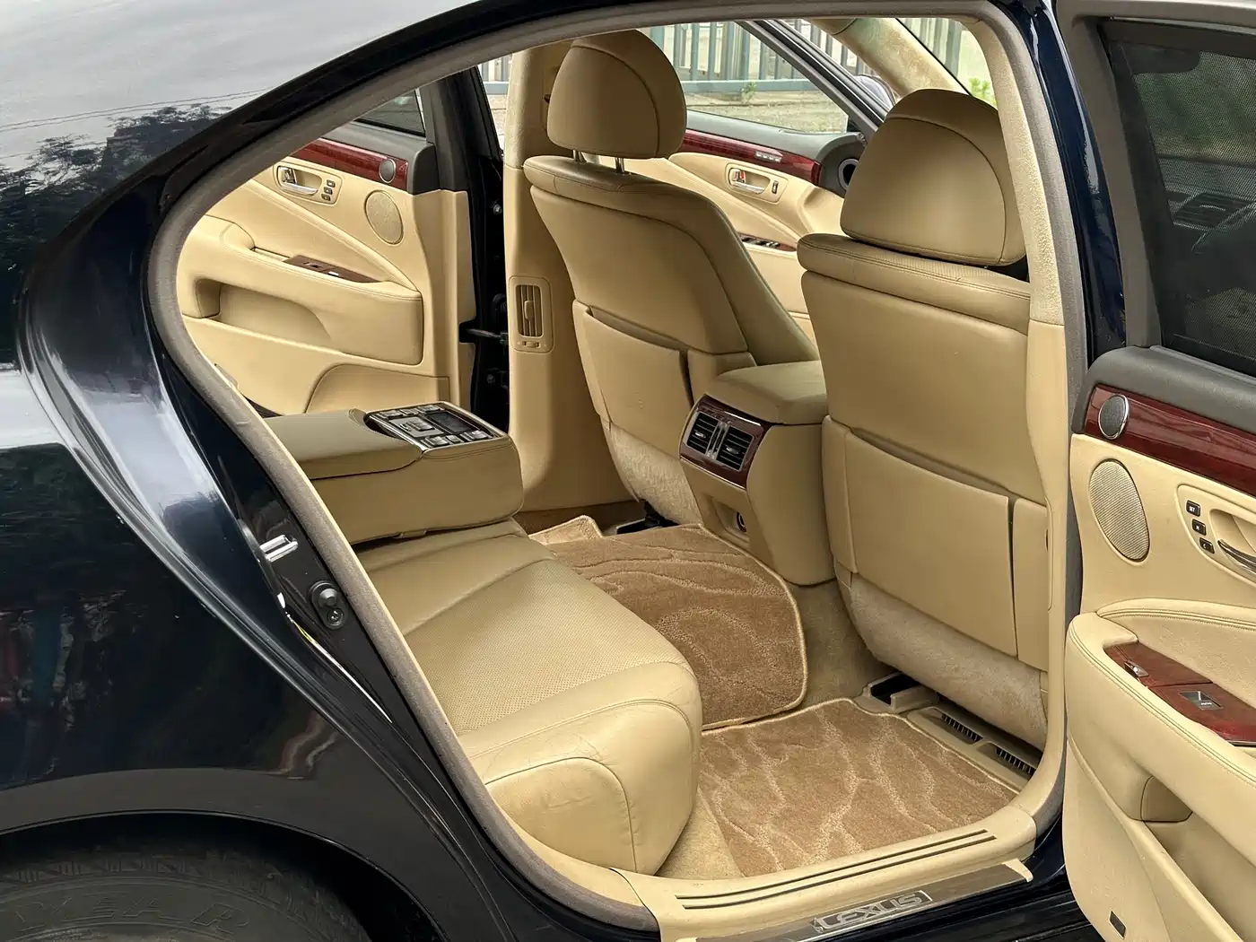 Фото 9 - Lexus LS