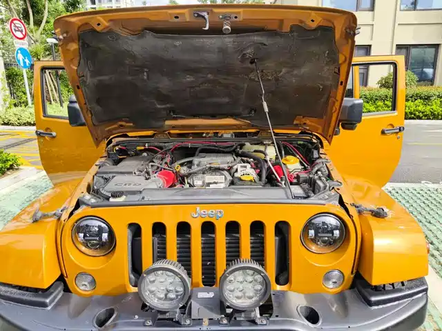 Jeep Wrangler 2014 2.8TD Sahara 4-Door Edition — фото 3