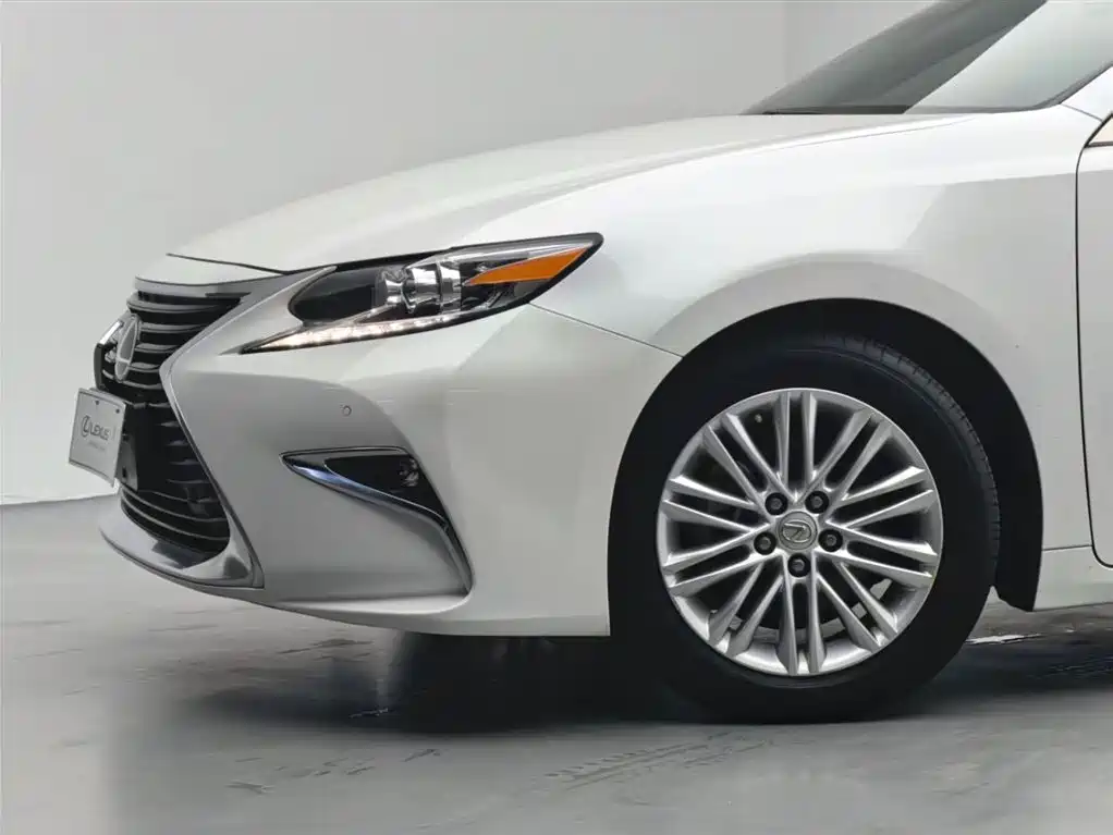 Lexus ES 2015 200 Elite Edition фото 18
