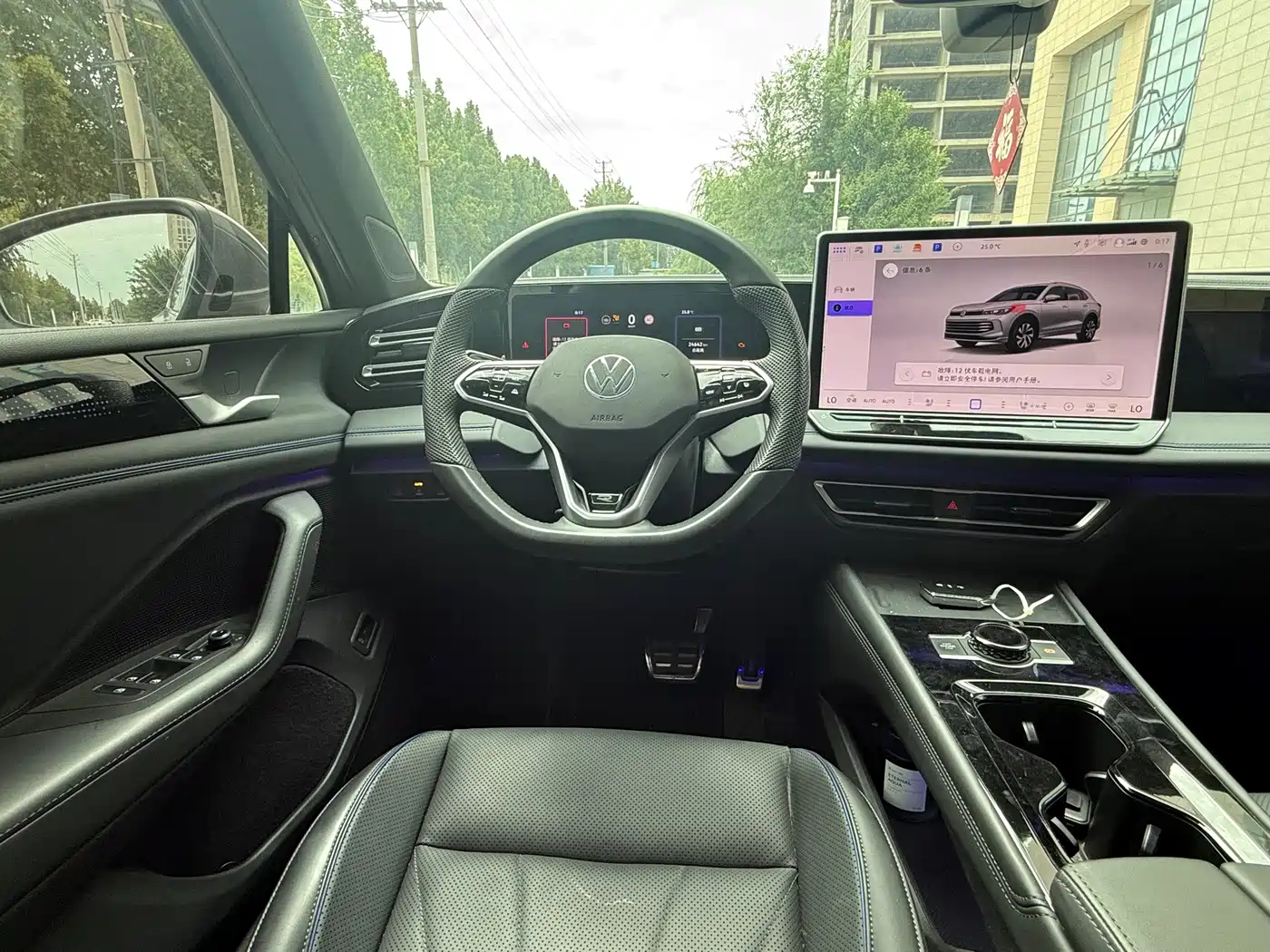 Photo 13 - Volkswagen Tiguan L