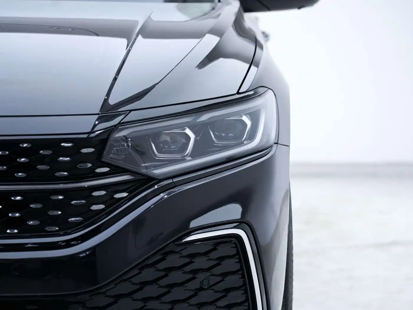 Volkswagen Passat 2023 Facelift 330TSI Starlight Luxury Edition фото 8