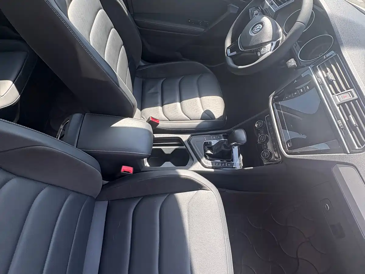 Photo 7 - Volkswagen Tiguan L