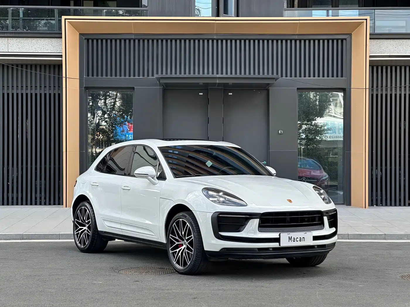 PORSCHE MACAN