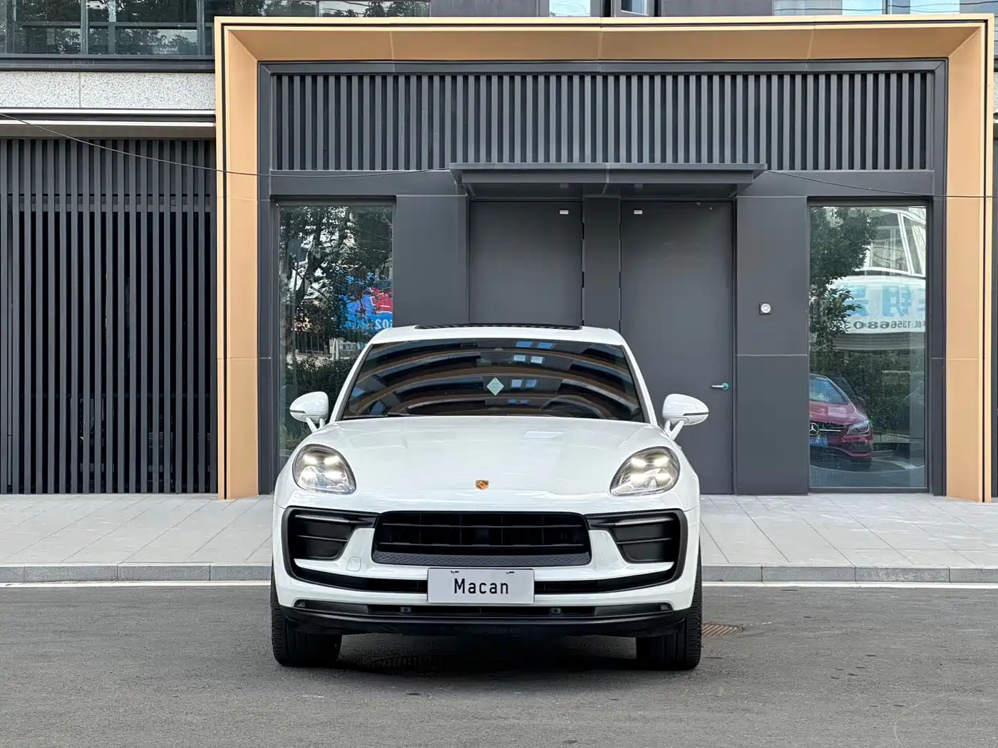 PORSCHE MACAN