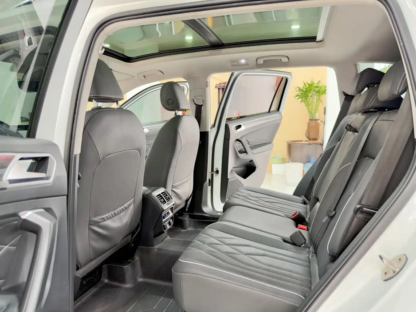 Volkswagen Tiguan L 2022 330TSI Auto 2WD R-Line Premium Edition фото 11