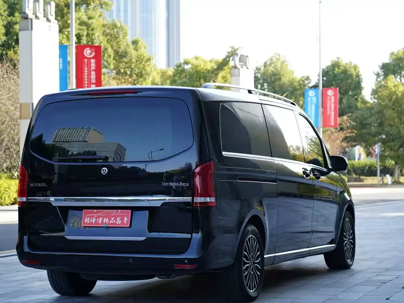 Mercedes-Benz V-Class 2017 Model V 260 L Premium Extended Edition фото 2