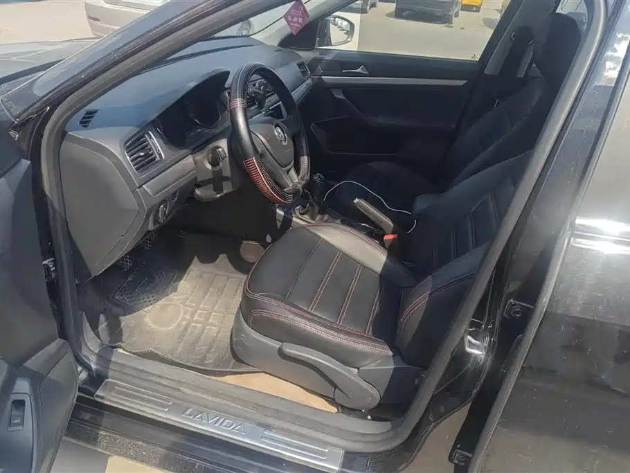 Volkswagen Lavida 2015 1.6L Manual Trend Edition фото 9