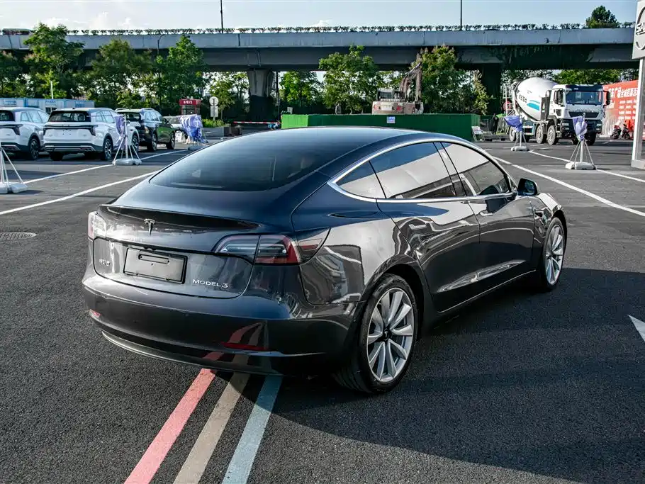 Фото 8 - Tesla Model 3