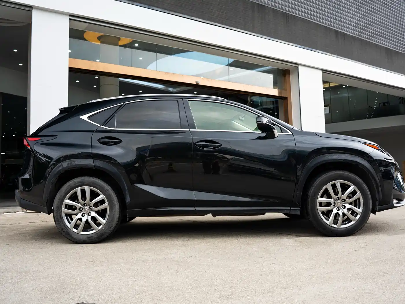 Lexus NX 2015 200t AWD F Sport фото 4