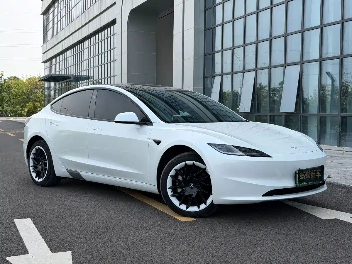 Фото 3 - Tesla Model 3