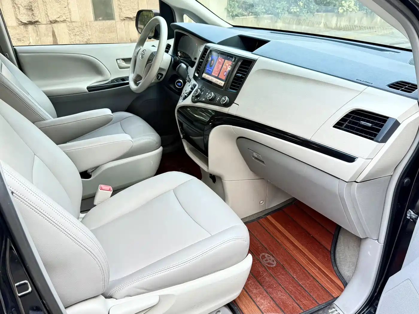 Toyota Sienna 2015 3.5L 2WD LE фото 7