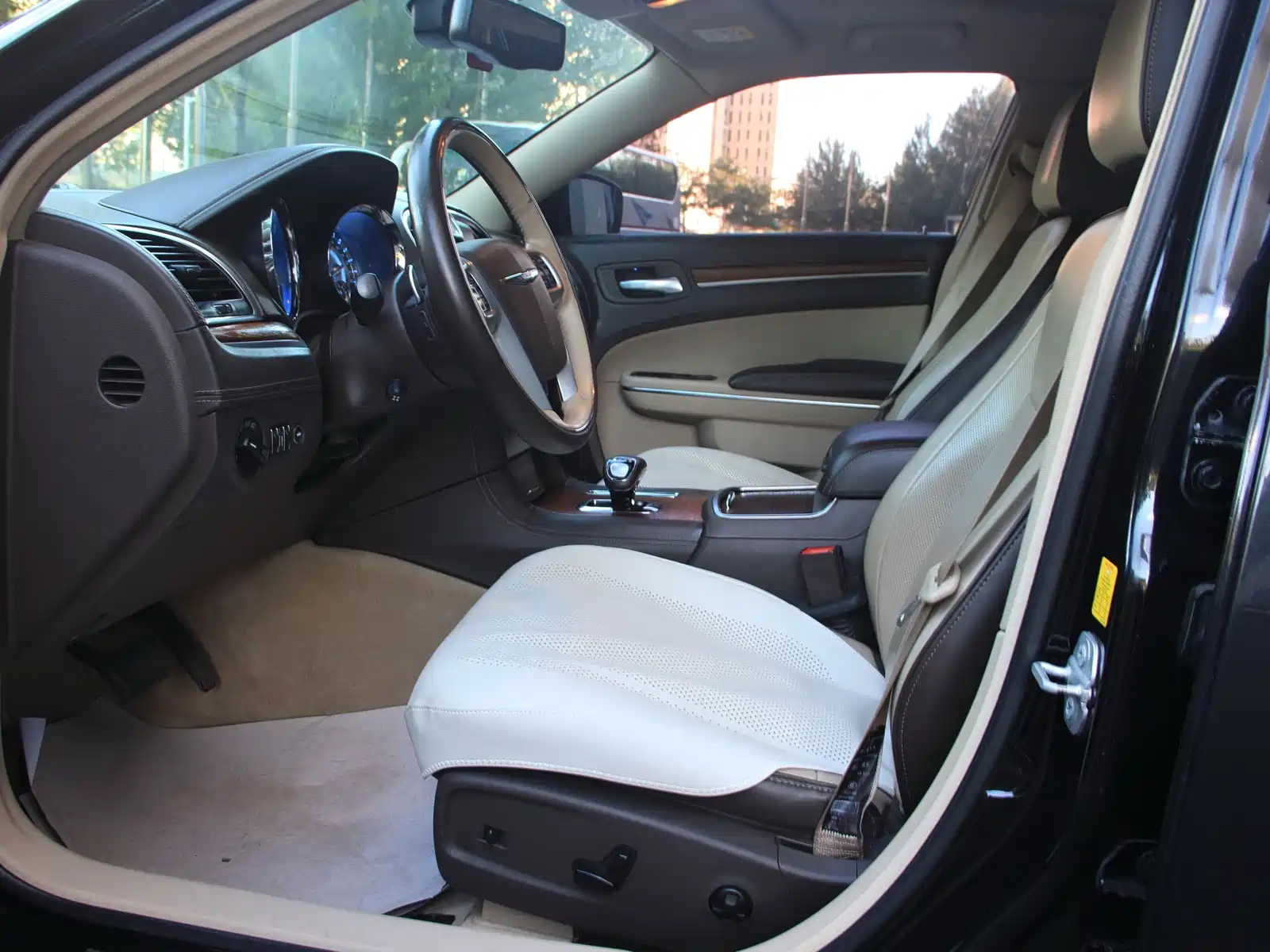 Photo 4 - Chrysler 300C (Import)