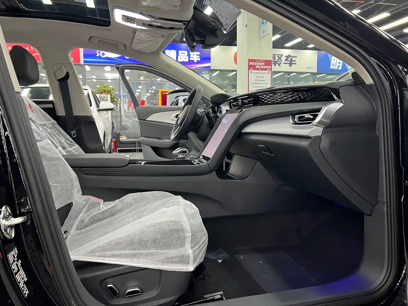 Hongqi H5 2025 1.5T DCT Flag Rhythm 500,000 Units Memorial Edition фото 21