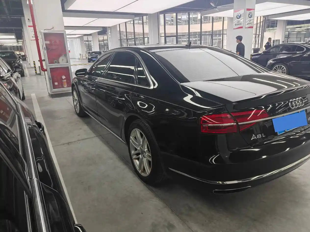 Photo 6 - Audi A8