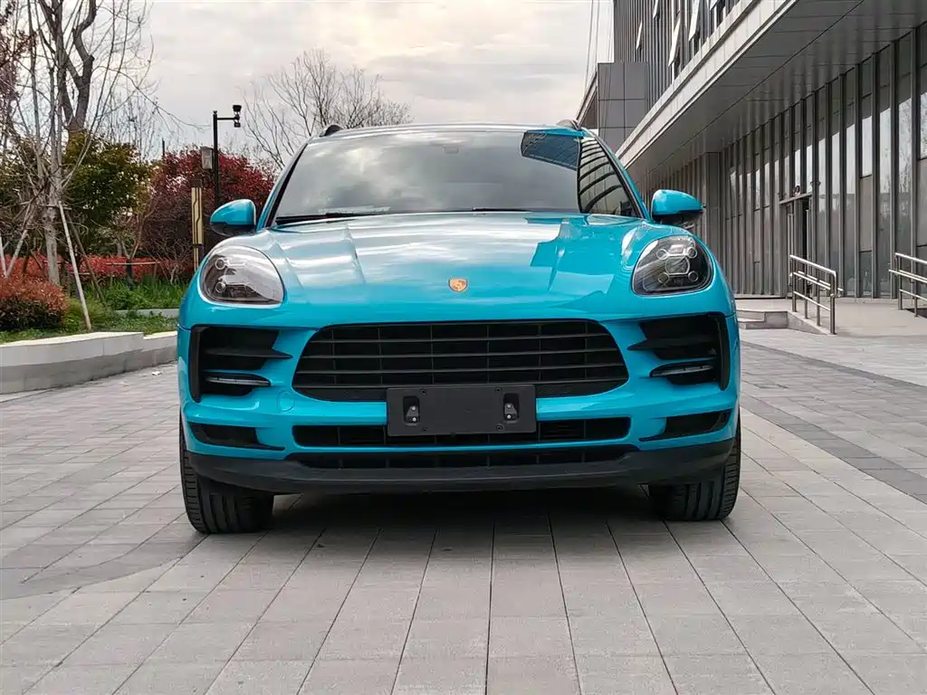 PORSCHE MACAN