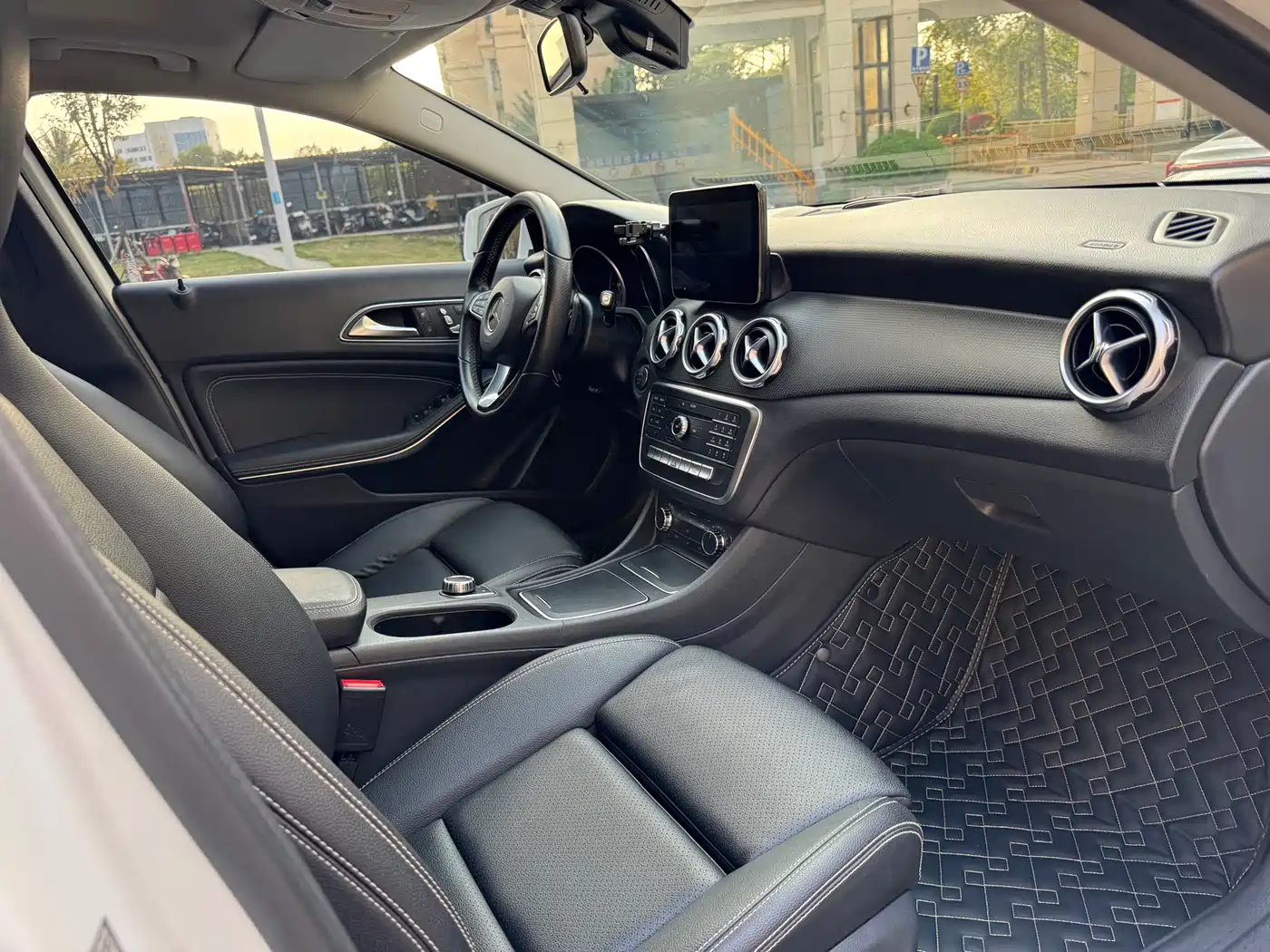Mercedes-Benz GLA 2017 GLA 200 Dynamic фото 13