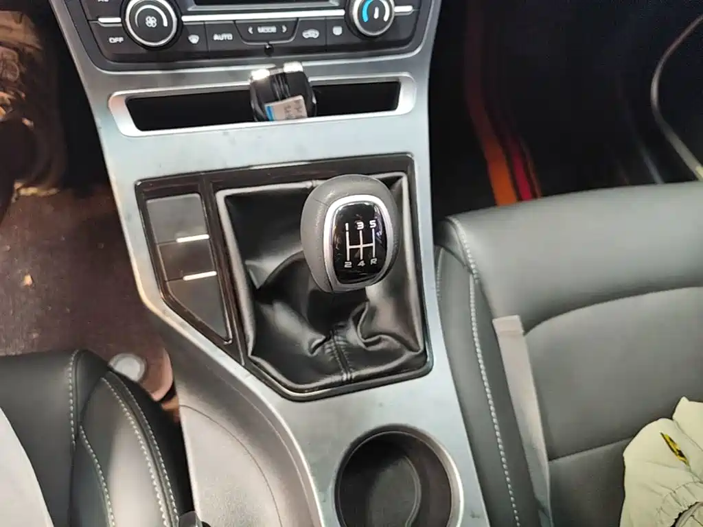Фото 14 - Geely Emgrand