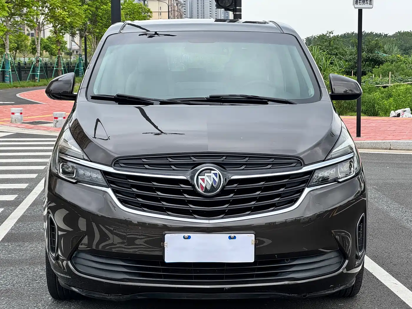 Photo 2 - Buick GL8