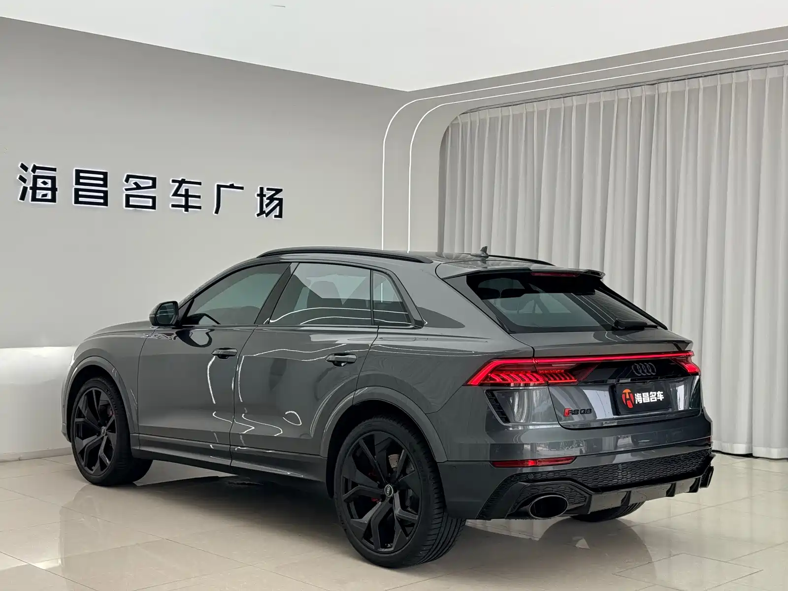 Photo 7 - Audi RS Q8