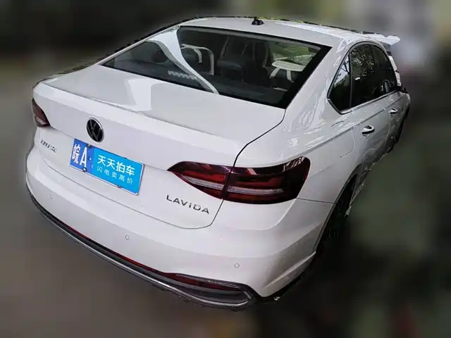 Volkswagen Lavida 2023 Facelift 1.5L Automatic 5 Million Edition — фото 2