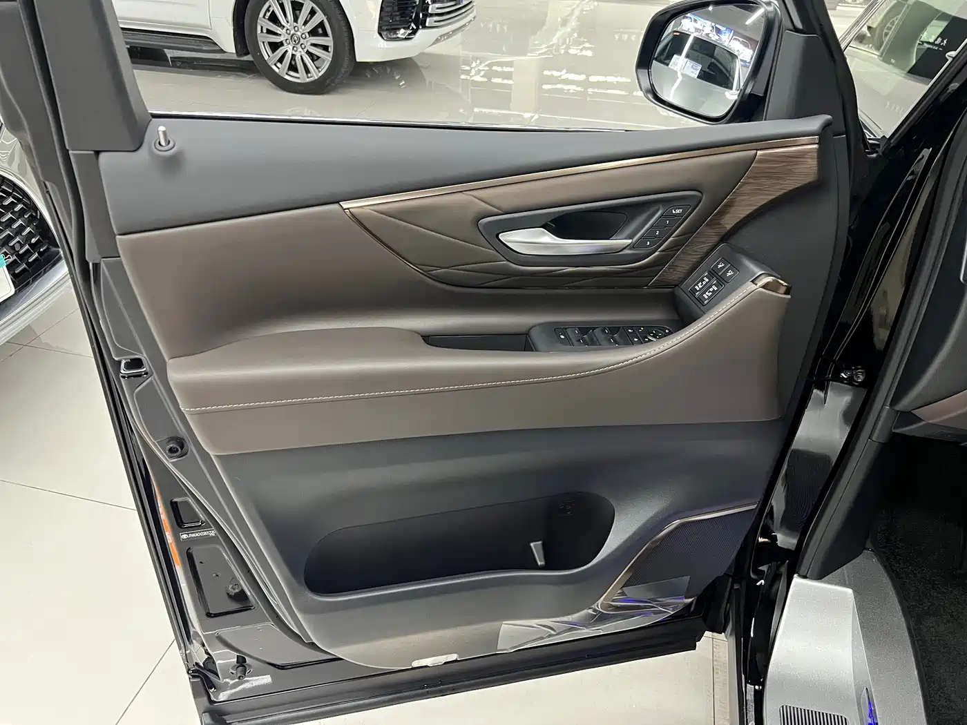 Toyota Vellfire 2024 Crown Hybrid 2.5L Executive Premium Edition фото 20