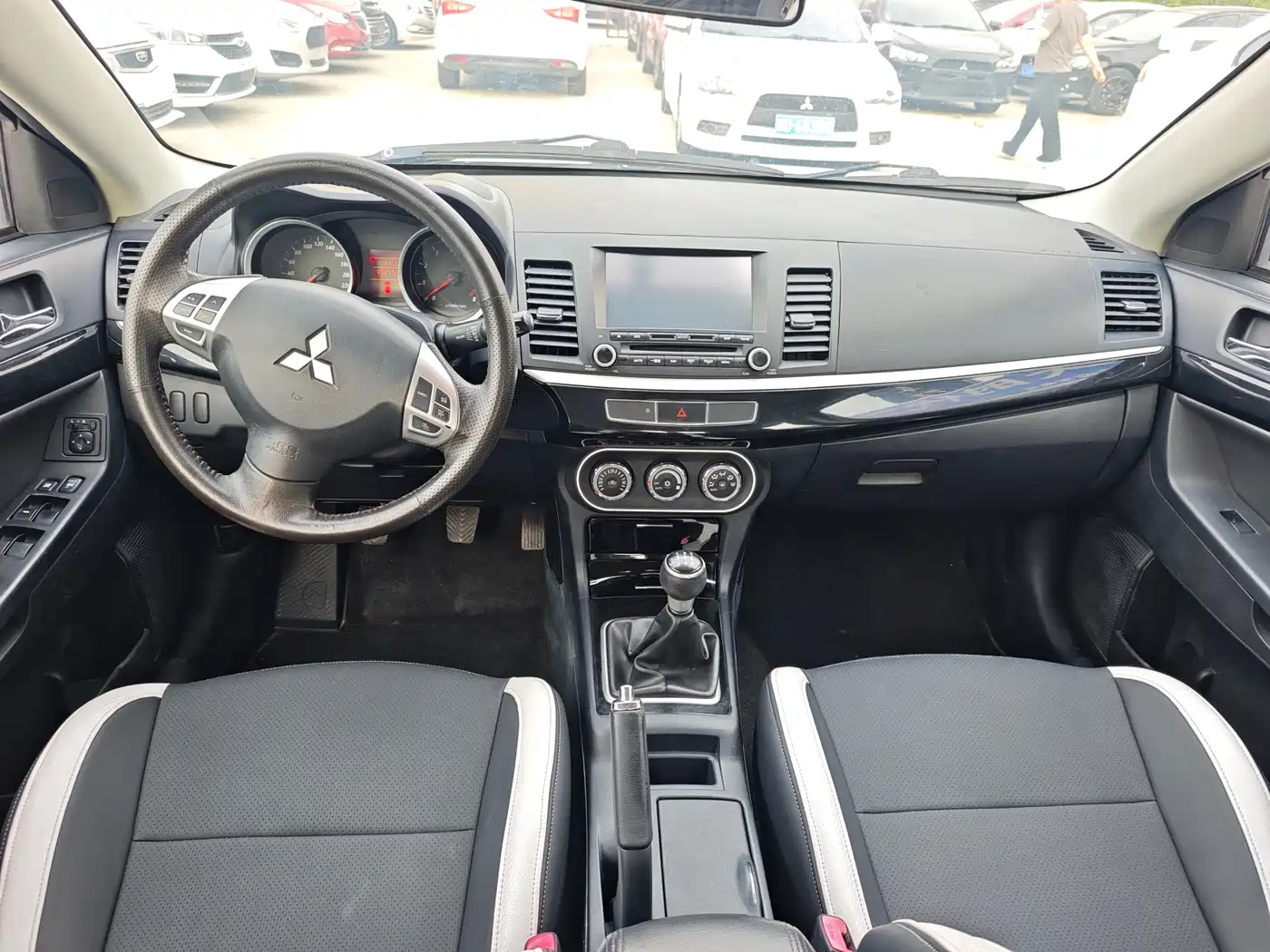 Mitsubishi Lancer EX 2016 1.8L Manual Black & White Replica Edition фото 6