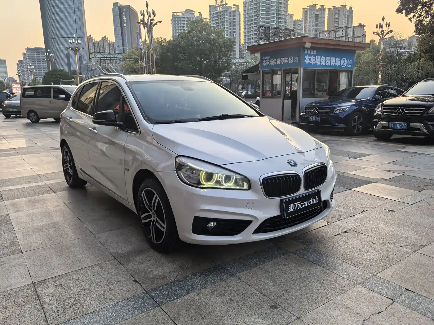 BMW 2 Series Touring 2016 218i Sport Design Package фото 3