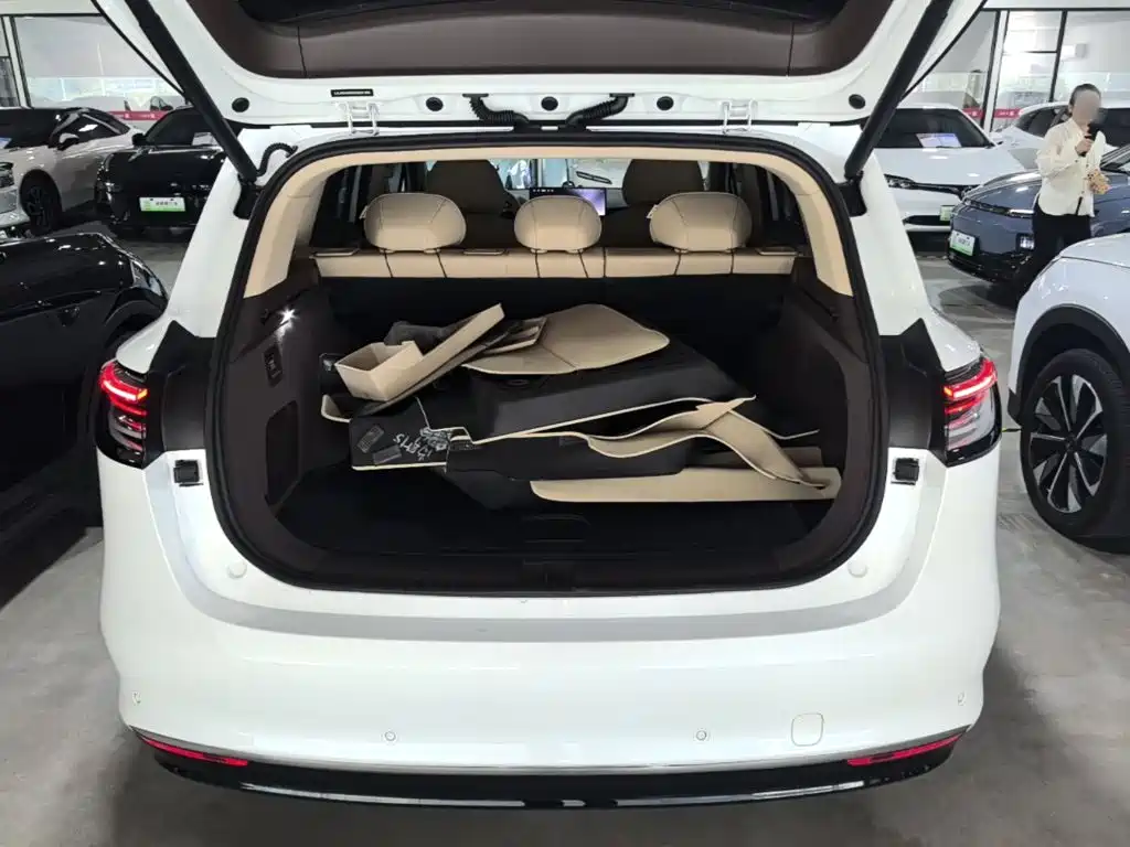Photo 19 - Shangjie SUV