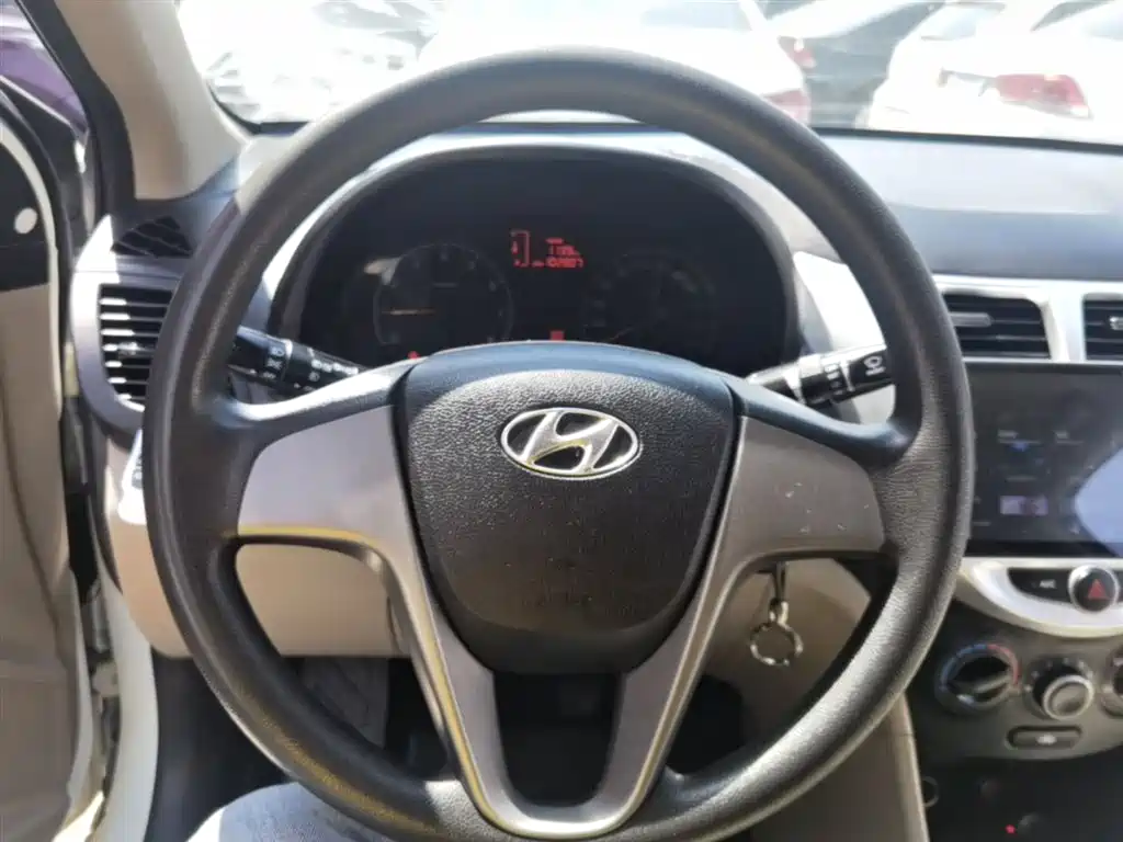 Hyundai Verna 2014 1.4L Manual Smart GLS фото 11