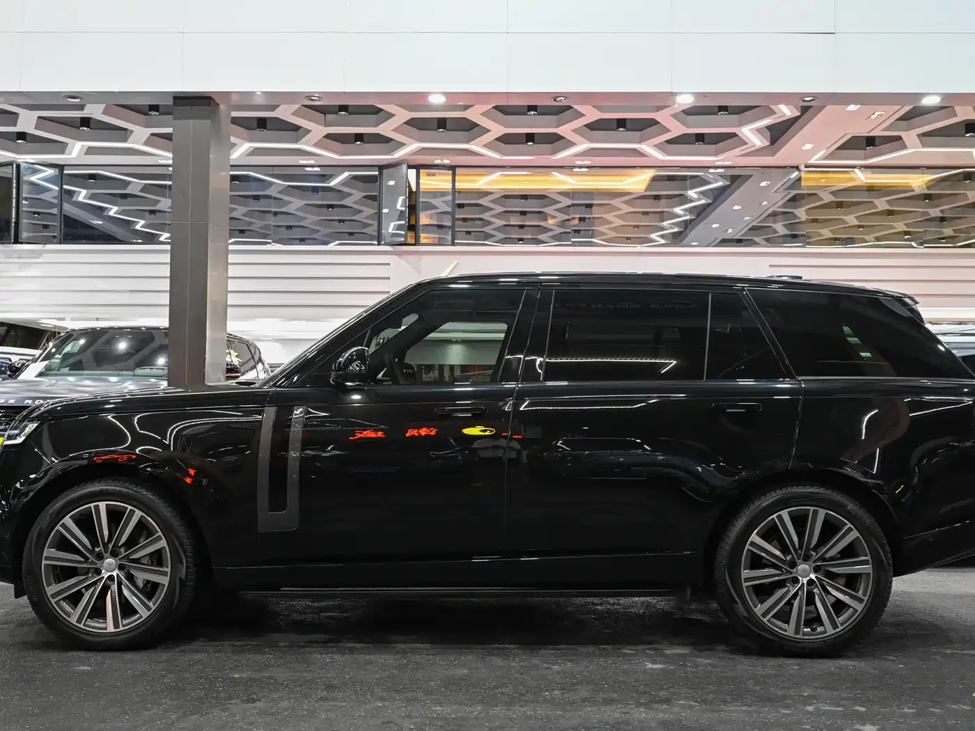 Land Rover Range Rover 2025 3.0 L6 400PS Genesis Extended Wheelbase фото 3