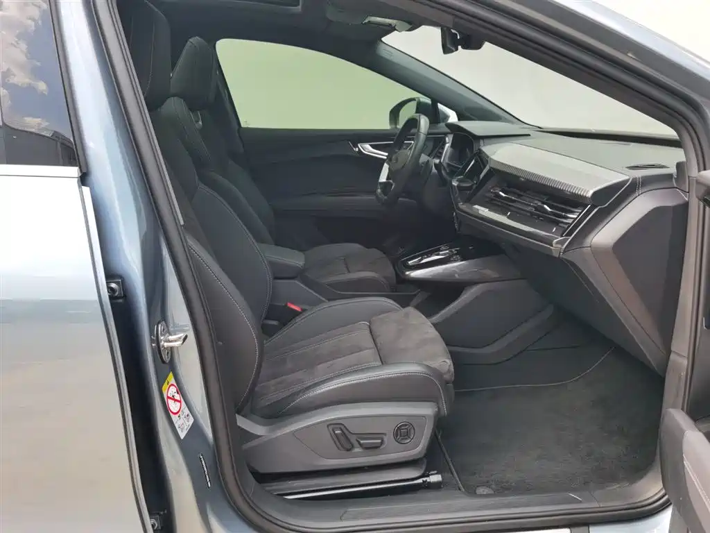 AUDI Q4 E TRON