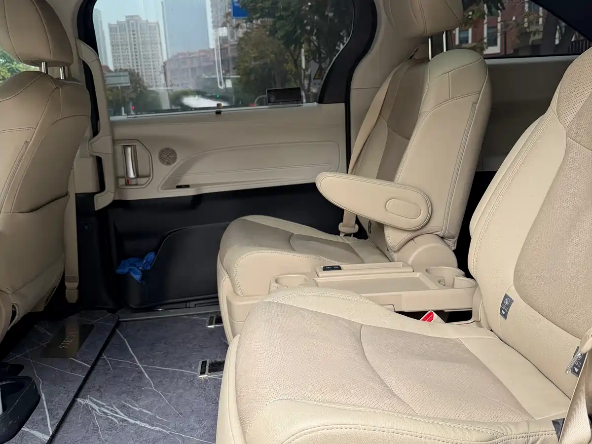 Toyota Sienna 2023 2.5L Hybrid Premium Edition фото 7
