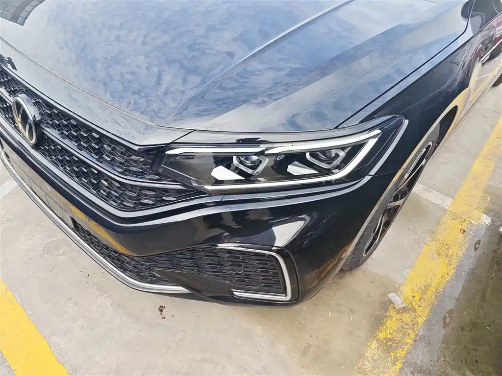 Volkswagen Passat 2023 330TSI Starlight Premium Edition фото 18