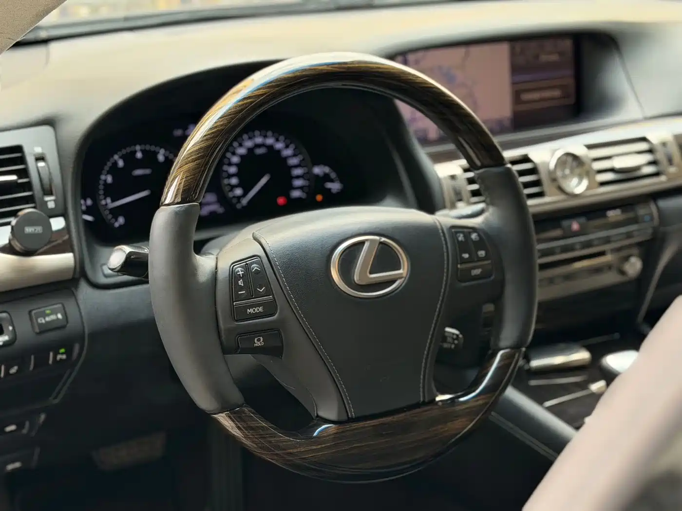 Фото 8 - Lexus LS