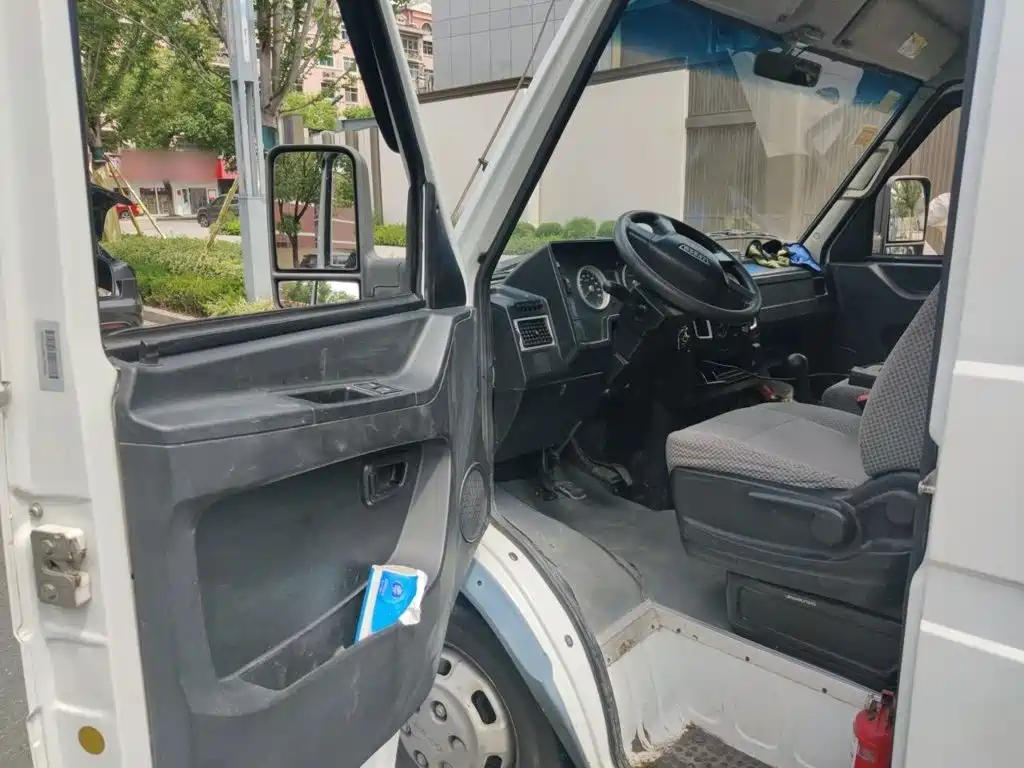 Iveco Daily 2020 2020 Model 2.5T A35 Bus Dual-Tire Medium Roof 5-9 Seats with Side Sliding Door China V