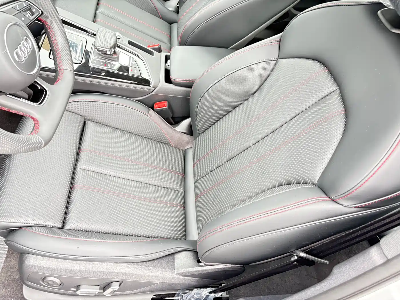 Audi A4L 2025 2 Million Celebration Edition 40 TFSI Luxury Dynamic фото 15