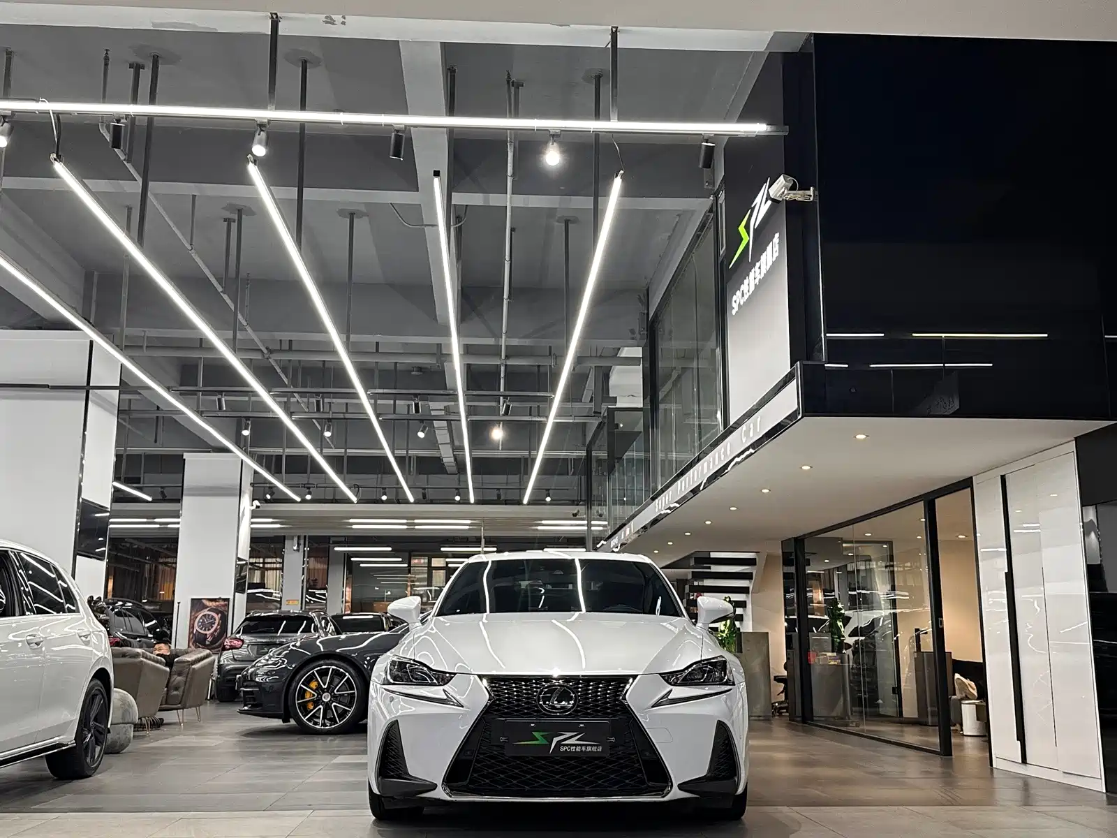 Фото 2 - Lexus IS