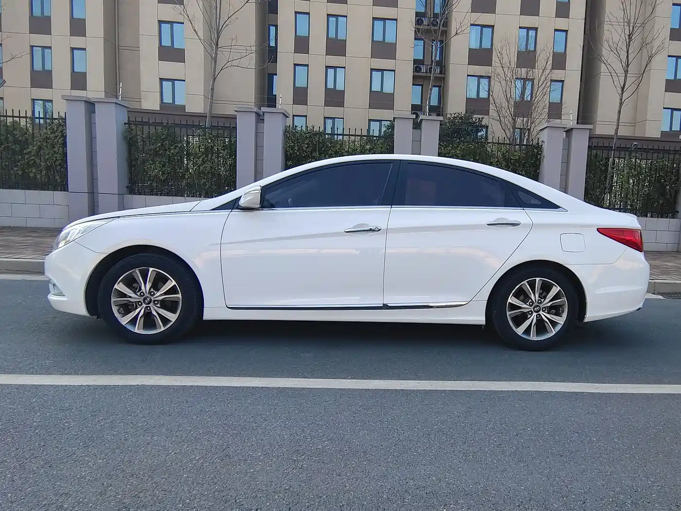 Hyundai Sonata 2015 Classic 2.0L Automatic Luxury Edition фото 20