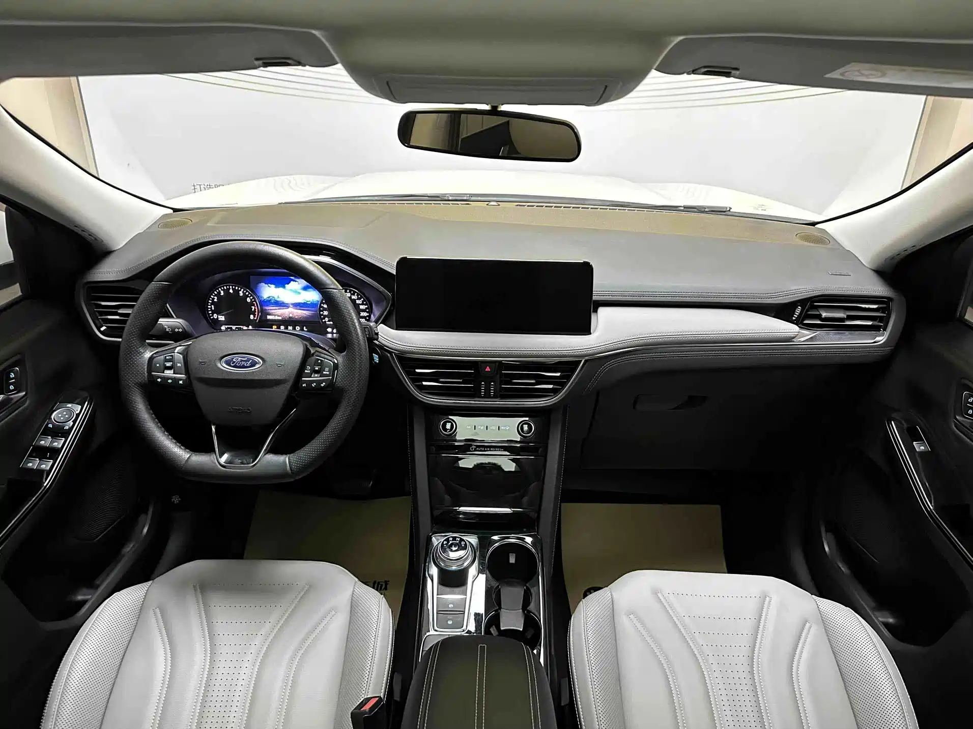 Фото 9 - Ford Escape