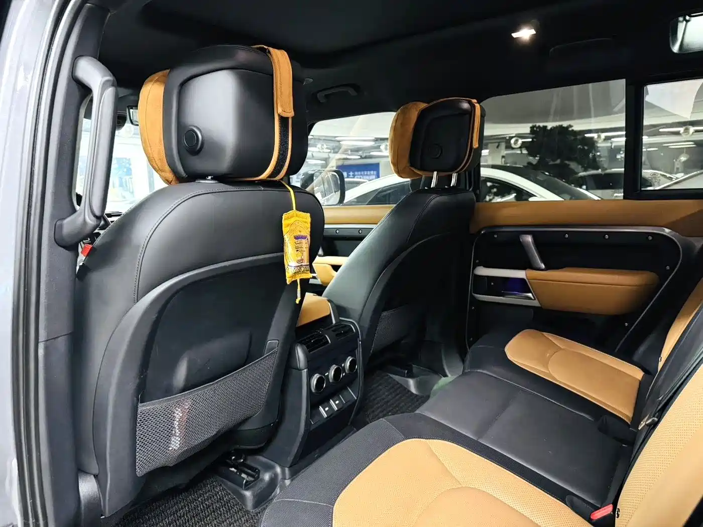 Photo 7 - Land Rover Defender