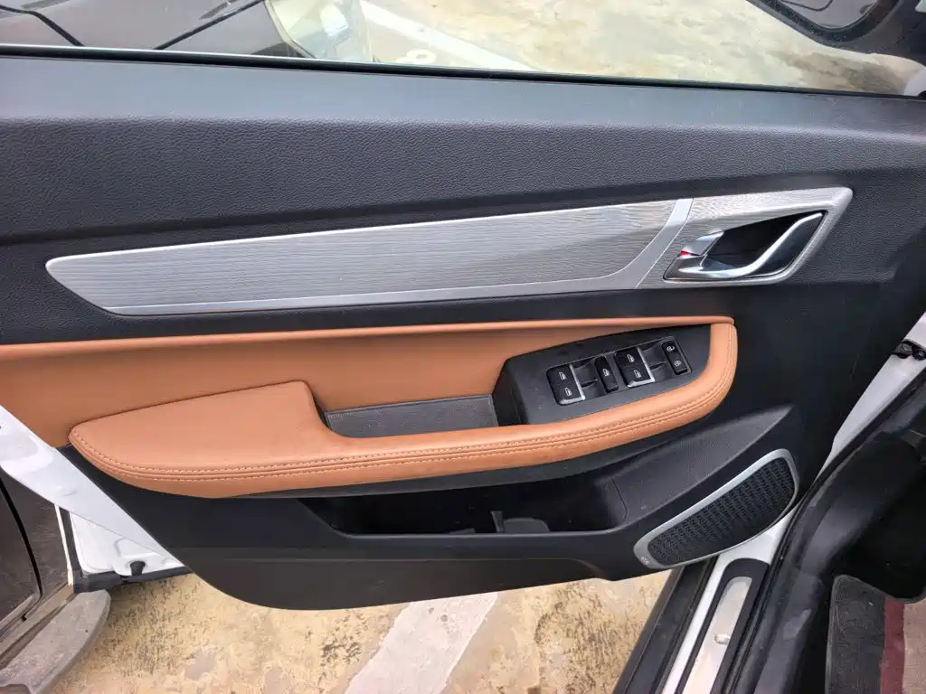 Фото 7 - Geely Emgrand X6