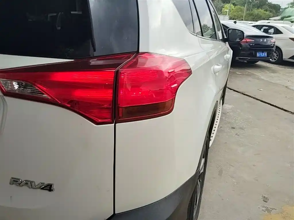 Toyota RAV4 Rongfang 2015 2.0L CVT 2WD Trend Edition фото 8