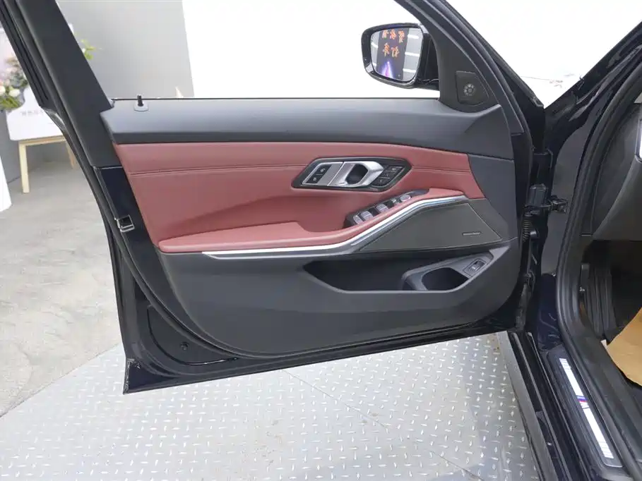 BMW 3 Series 2024 325Li M Sport Shadowline Package фото 11
