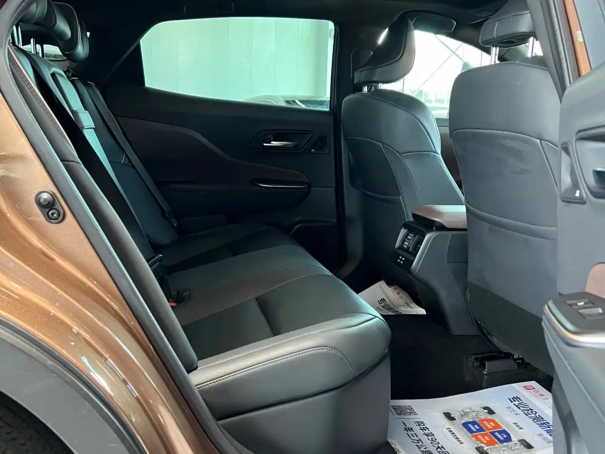 Toyota Crown SportCross 2023 2.5L SportCross HEV FWD Premium Edition фото 15